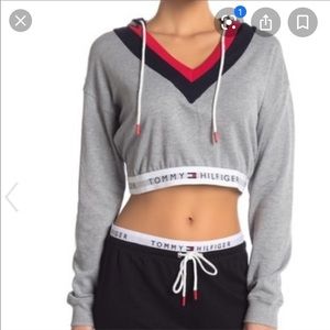 TOMMY CROPPED HOODIE❤️